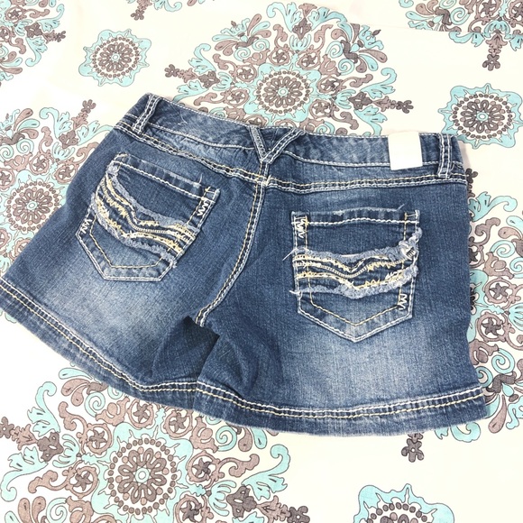 Maurice’s Relaxed Leg Jean Shorts - Picture 4 of 5